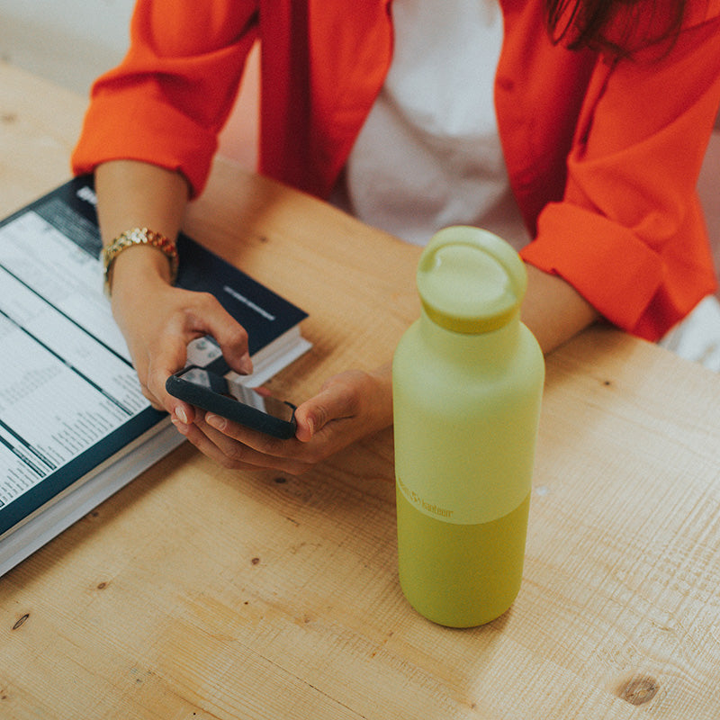 daily-on-the-go-set-m4 20oz_rise_classic_insulated_bottle_acacia_worker_phone_square.jpg