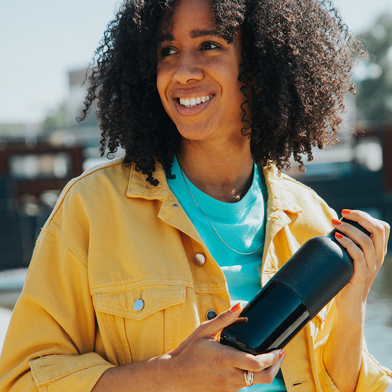 daily-on-the-go-set-m4 20oz_rise_classic_insulated_bottle_black_woman_smile_square.jpg